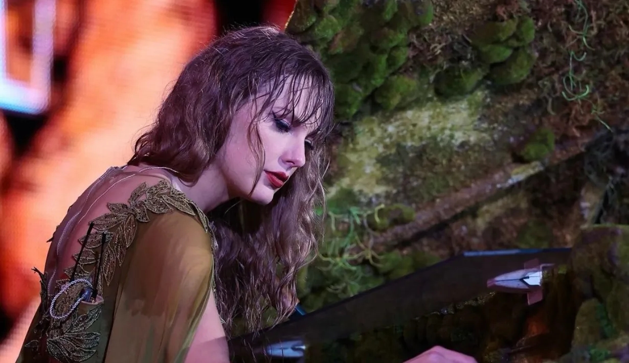 taylor swift red lip