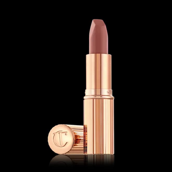 Matte Revolution สี Very Victoria (1,700 บาท) จาก CHARLOTTE TILBURY 