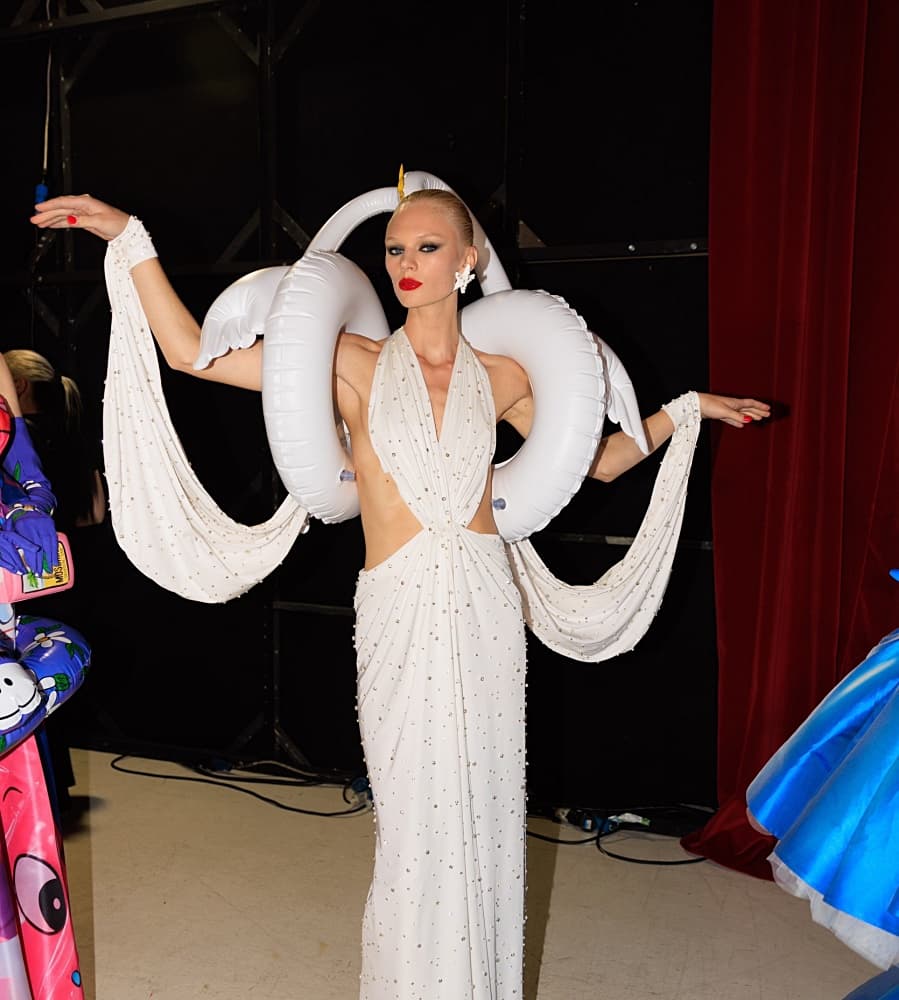 moschino ss23 model makeup looks