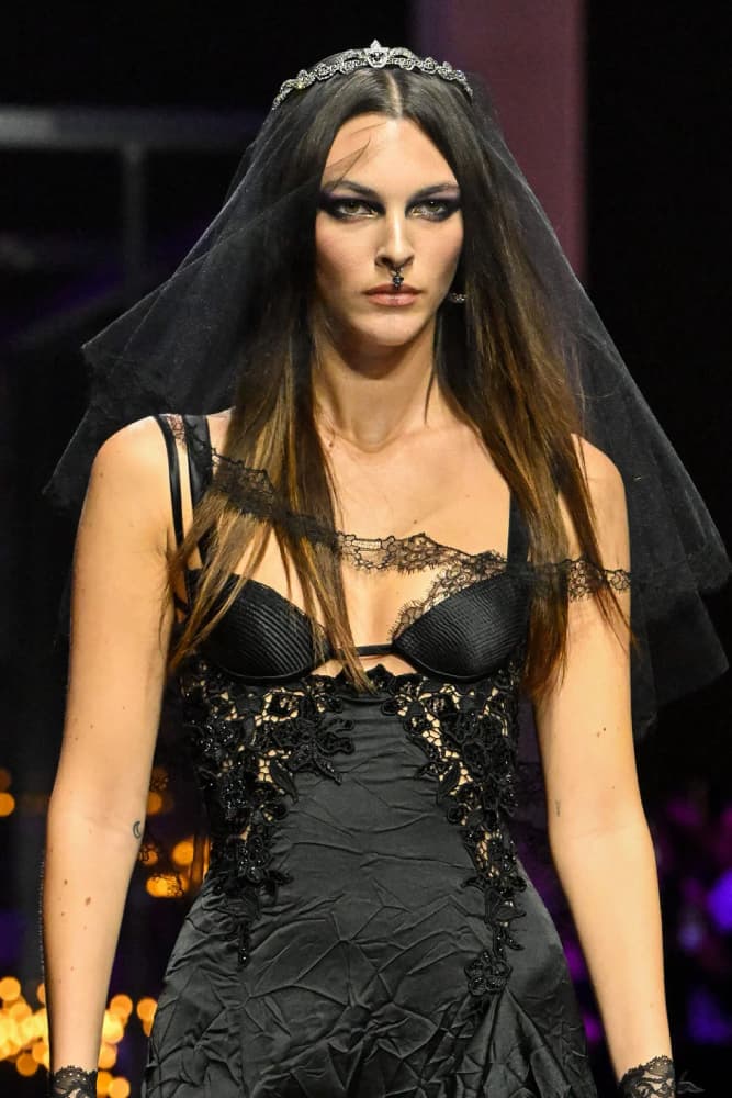 Versace ss23 dramatic makeup looks